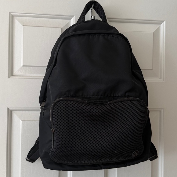 Lululemon Everywhere Backpack in 17L in Black - Picture 4 of 17